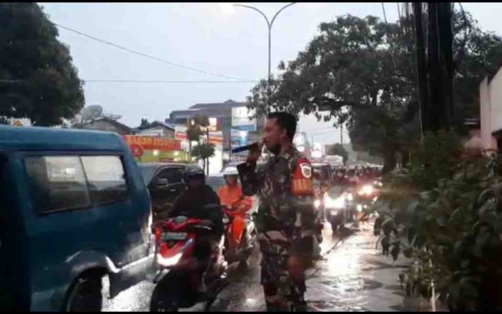 Aksi Nyentrik Babinsa di Depok Ajak Warga Vaksinasi