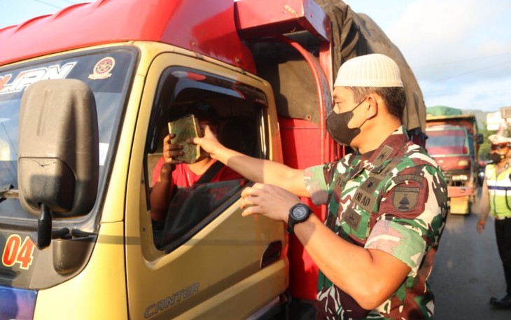 Dandim Bersama Kapolres Trenggalek Bagikan Takjil Ke Pengguna Jalan