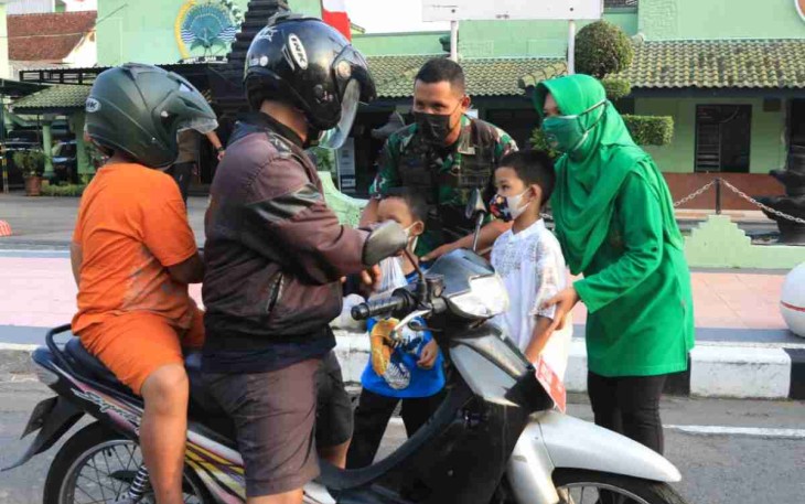 Peduli Sesama, Dandim Blitar Bersama Ketua Persit KCK Cabang XXII Bagikan Takjil