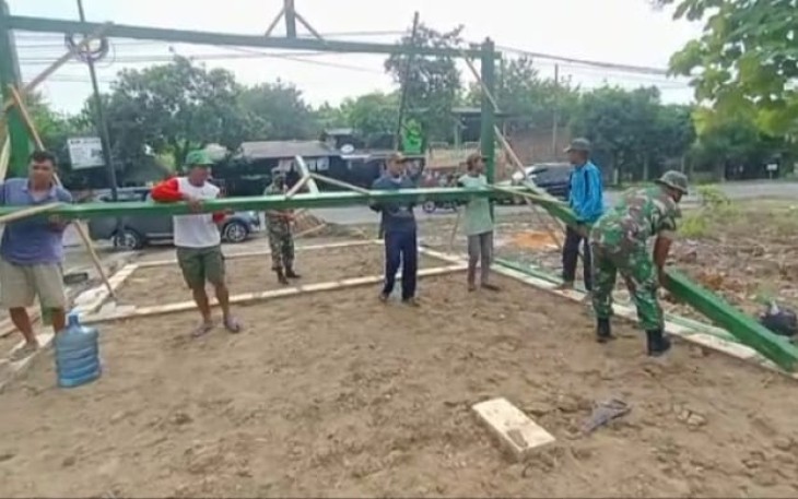 Wujud Kebersamaan, Babinsa Koramil 0805/11 Widodaren Karya Bakti Mendirikan Mushola