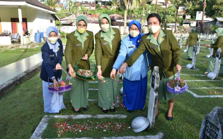 Jelang HUT Ke-58 Dharma Pertiwi, Ketum Dharma Pertiwi Cabang Sibolga Daerah A Ziarah Ke TMP Sibolga 