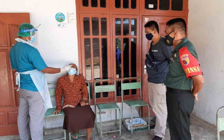 Cegah Meluas, Serma Yani Dampingi Tim Nakes Tracing Swab Warga Kontak Erat Covid 19