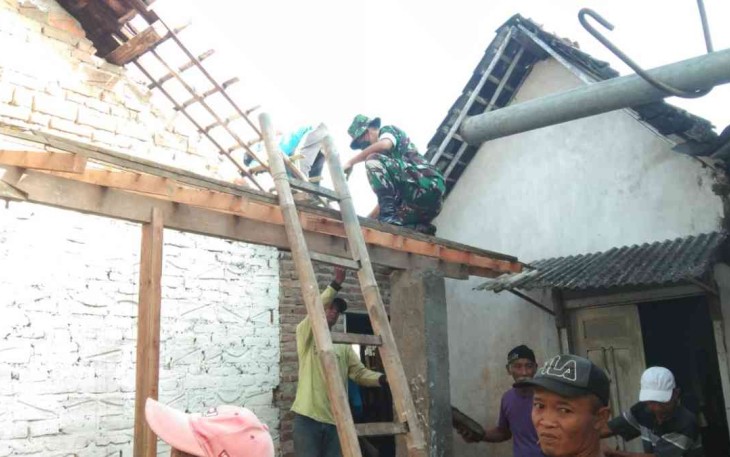 Babinsa Babadan Gotong Royong Bangun Kembali Rumah Warga yang Roboh
