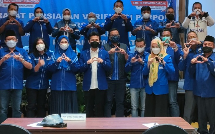 Foto bersama usai Rakor Verifikasi Partai Demokrat, Kamis (14/4/2022) malam di Surabaya.