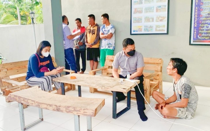 Tiga orang terduga PMI Ilegal saat diamankan di Kampung Panglong, Desa berakit, Kecamatan Teluk Sebong, Kabupaten Bintan, Kamis (14/4/2022).