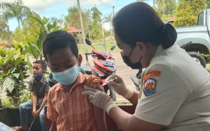 Pelajar SD dan Mahasiswa Mendapat Suntikan Vaksin Covid-19 dari Dinkes Koarmada III