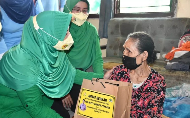 Jumat Berkah dari Ibu Hetty Andika Perkasa