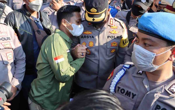 Pasukan Asmaul Husna Polres Probolinggo Dinginkan Aksi Demo BEM dan HMI Probolinggo Raya