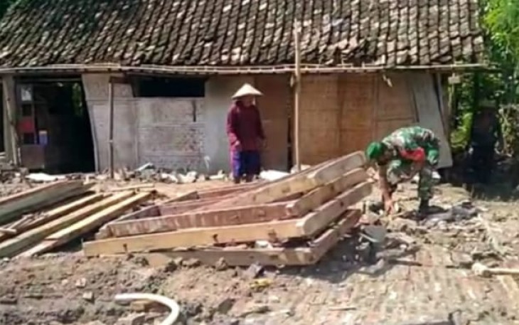 Serka Nursahid Bantu Warga Bangun Rumah
