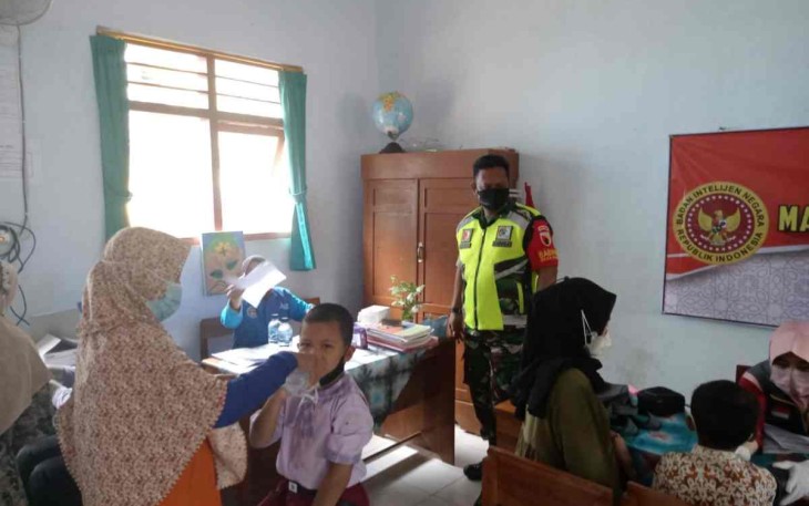 Babinsa Tugu Dampingi Vaksinasi Pelajar SDN 1 Duren