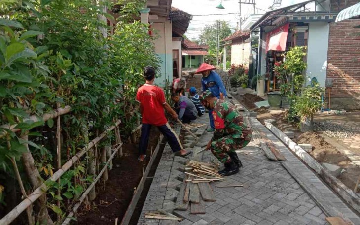 Babinsa Gandusari Pasang Paving Jalan