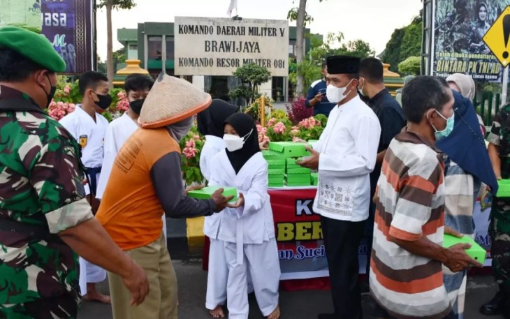 Danrem 081/DSJ Bersama Karateka INKAI BagikanTakjil