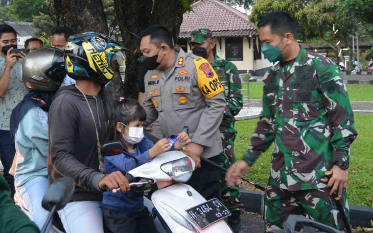 Dandim dan Kapolres Salatiga Bagikan Takjil Gratis