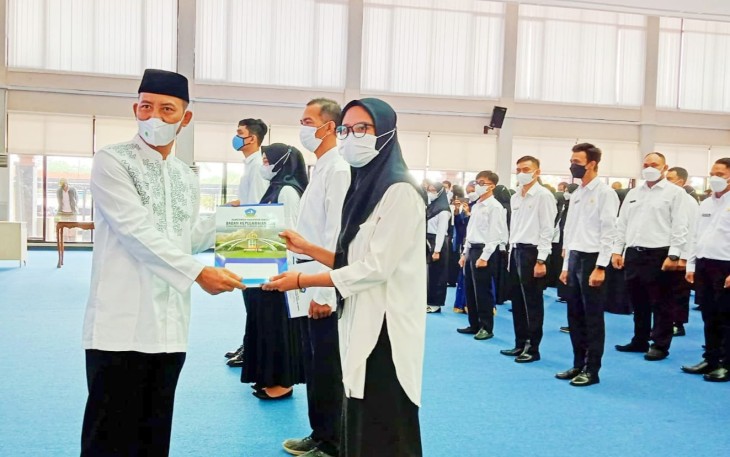 Sekda Bintan Saat menyerahkan SK