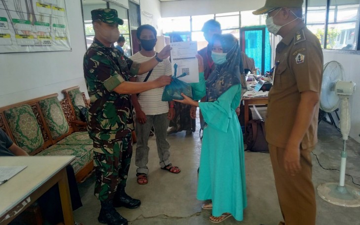 Peltu Muhabib ketika menyerahkan bantuan sembako