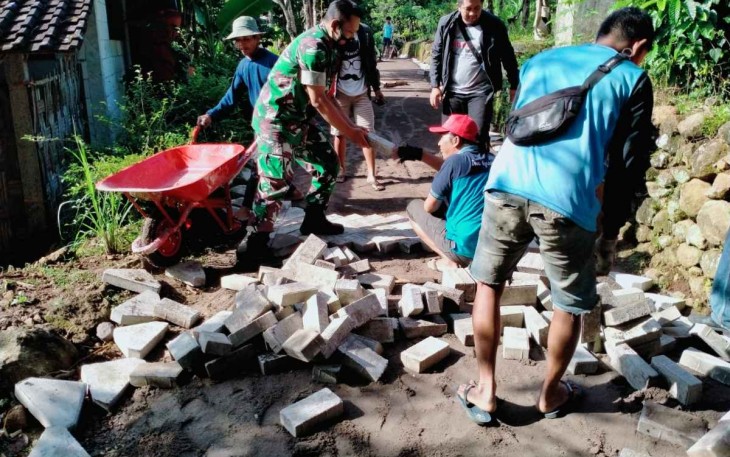 Babinsa Ngrayudan Bersama Warga Bahu membahu Pavingisasi Jalan