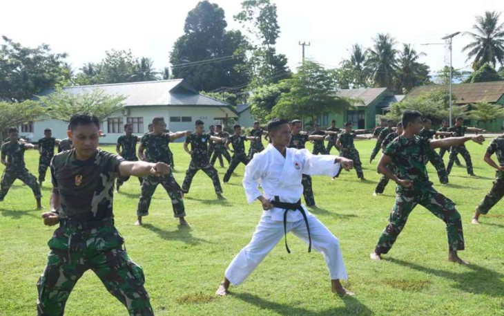 Latihan Beladiri Prajurit Korem 142/Tatag