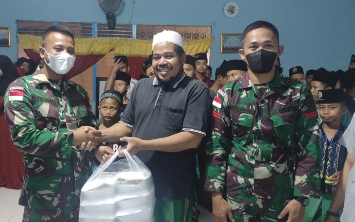 Satgas Pamtas Yonif Mekanis 643/Wns Bagikan Takjil di Ponpes