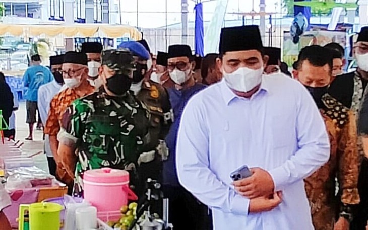 Plt Bupati Bintan, Roby Kurniawan, saat melihat langsung bazar Ramadhan, di Bintan Utara