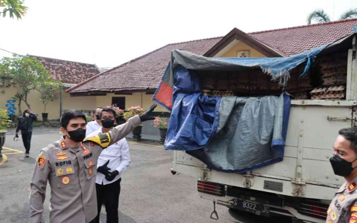 Barang bukti didalam truk saat diamankan