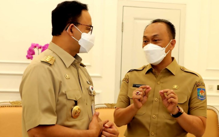 Dirjen Dukcapil Zudan Arif Fakrulloh (kanan) saat bersama Gubernur Anies Baswedan