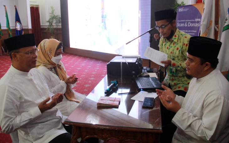 Gubernur Rohidin menyerahkan langsung Zakat Penghasilan sebesar 20 juta rupiah kepada Baznas