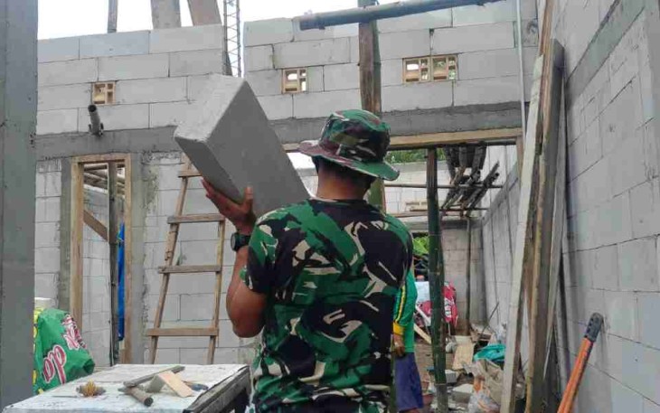 Babinsa Koramil Ngawi Gotong Royong Bedah Rumah Warga  