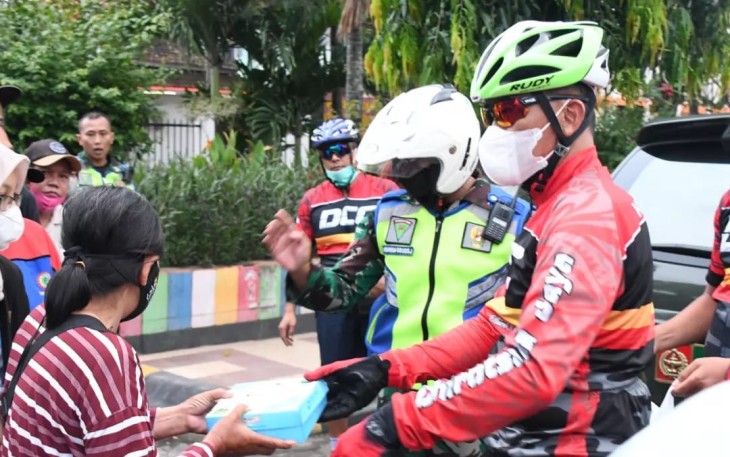 Tim Gowes Ojo Kendor Bagi-Bagi Takjil