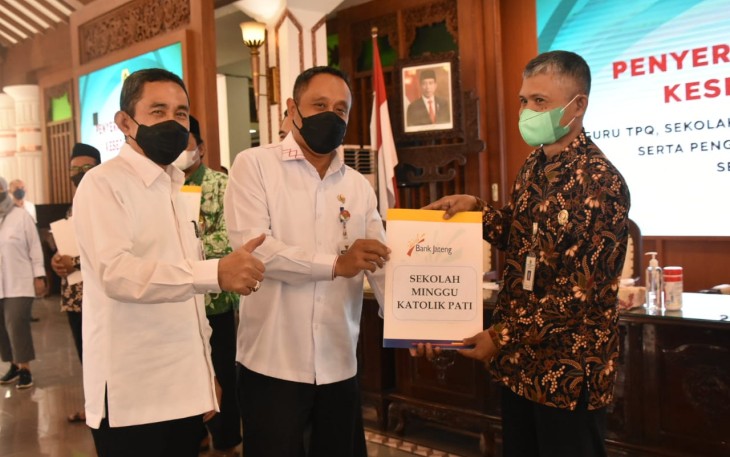 Bupati mendampingi penyerahan bantuan untuk guru TPQ, Madin dan sekolah minggu