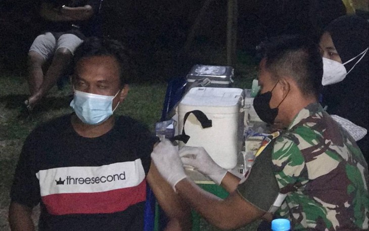 Kodim 1310/Bitung, saat melaksanakan Vaksinasi, Kamis (21/4/2022) malam