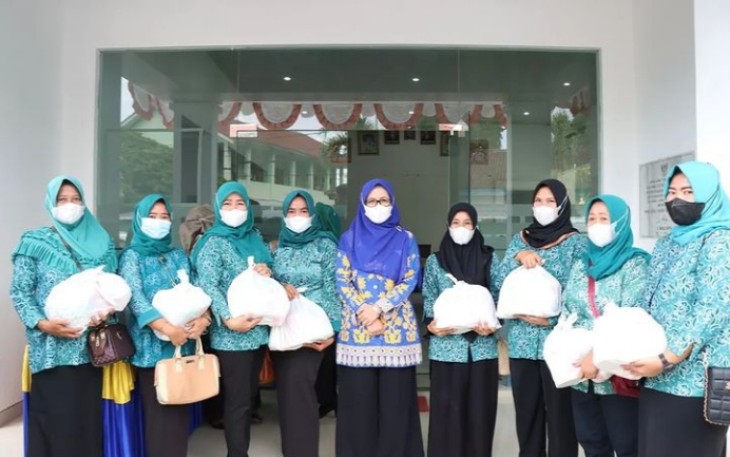 Ketua TP-PKK Pesibar, saat menyerahkan bingkisan sembako untuk Lima Kecamatan