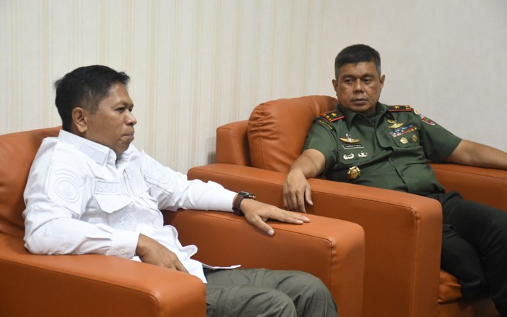 Kabinda Sulbar (putih) saat menerima Danrem 142/Tatag diruang kerjanya. Kamis (21/4/22)