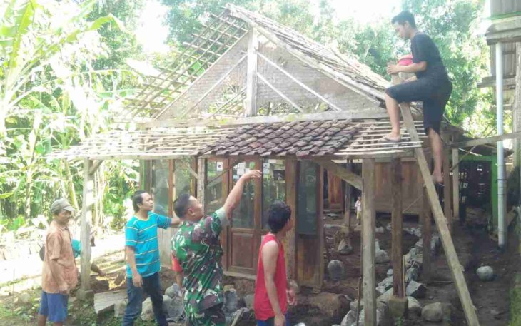 Sertu Supriyadi Bantu Perbaiki Rumah Warga, Kamis (21/4/22)