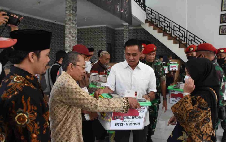 Danjen Kopassus (baju putih) berikan langsung bantuan sembako. Rabu (20/4/22)