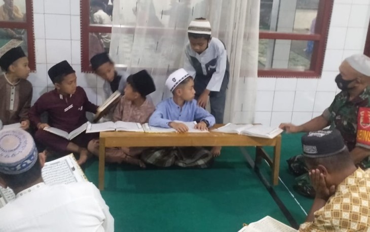 Serda Ma Sinaga tadarus Al-Qur'an Bersama warga di Masjid Jami Bintang, Kamis (21/4/22)