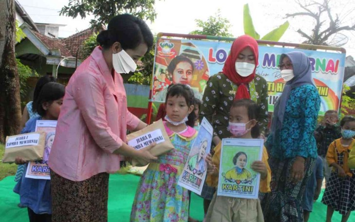 Ny. Jeane Peddy berikan hadiah lomba mewarnai, Kamis (21/4/22)