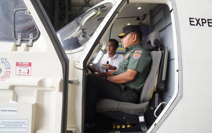 Kasad melihat avionik cokpit pesawat di hanggar PT. Dirgantara Indonesia. Kamis (21/4/22)