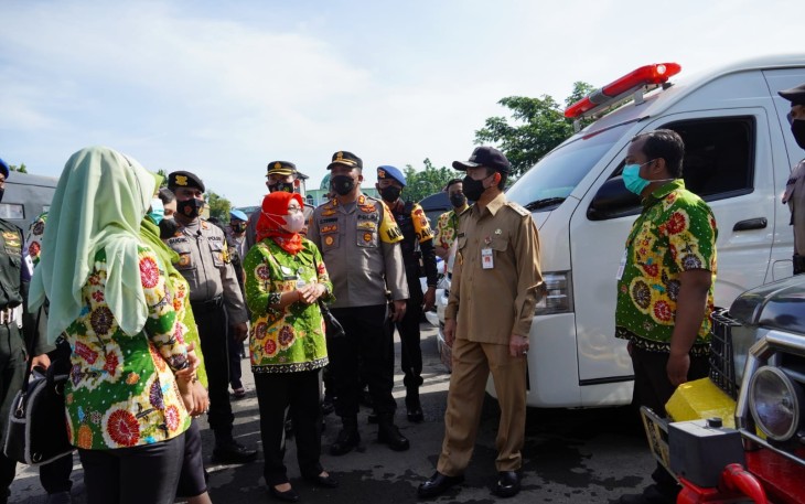 Bupati Haryanto meninjau kesiapan pasukan dalam apel Ketupat Candi 2022