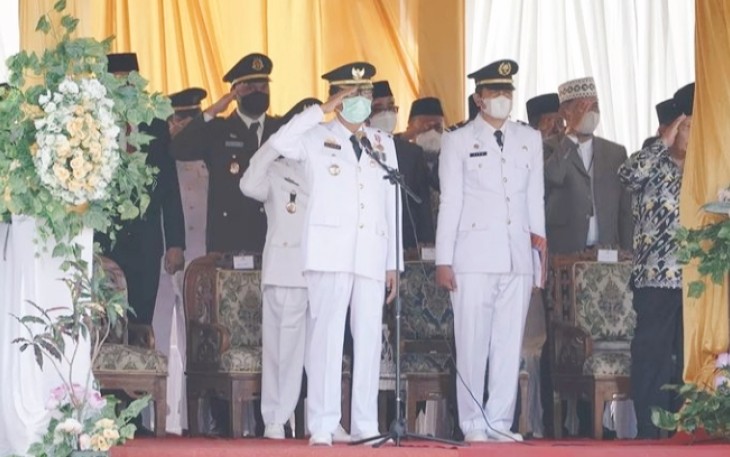 Bupati Agus Istiqlal, saat memimpin upacara HUT ke-9 Kabupaten Pesisir Barat, Jumat (22/4/2022)
