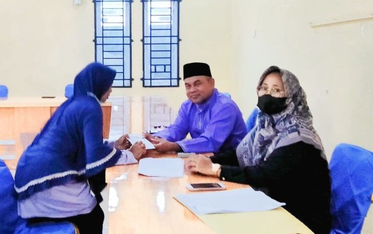 Pembagian BLT bagi masyarakat lansia oleh dinas sosial Kabupaten Bintan, Jumat (22/4/2022)