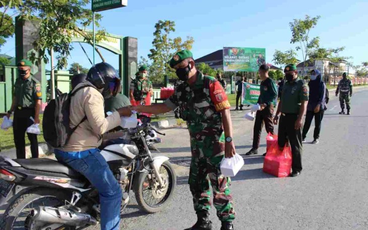 Antusias warga mendapatkan takjil dari Kodim 0913/PPU. Jum'at (22/4/2022)