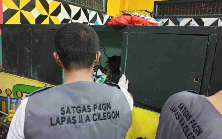 Petugas geledah lemari pakaian warga binaan pemasyarakatan, Jum'at (22/4/2022)