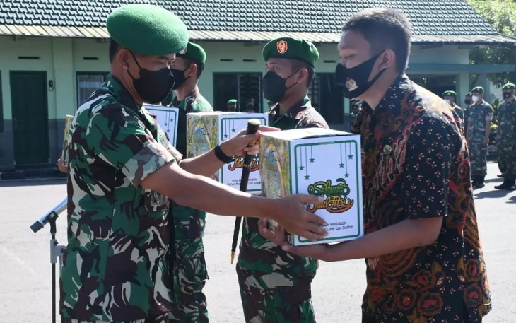 Danrem berikan bingkisan lebaran, Jum'at (22/4/2022)