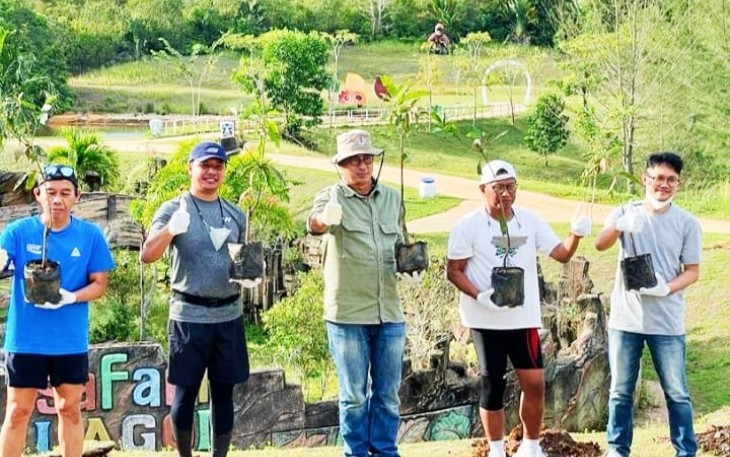 GGM PT BRC, Abdul Wahab ke dua dari kanan (kaos putih), saat penanaman pohon, Sabtu (23/4/2022)