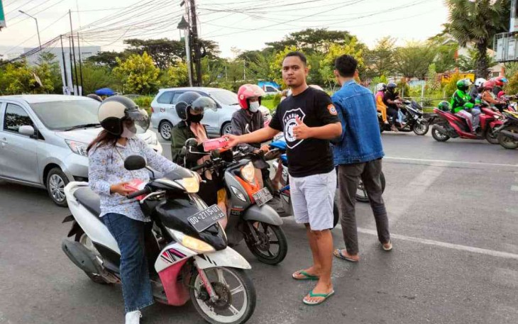 Pandawa Pattingalloang Sulsel bagikan takjil gratis. Sabtu (23/4/2022)