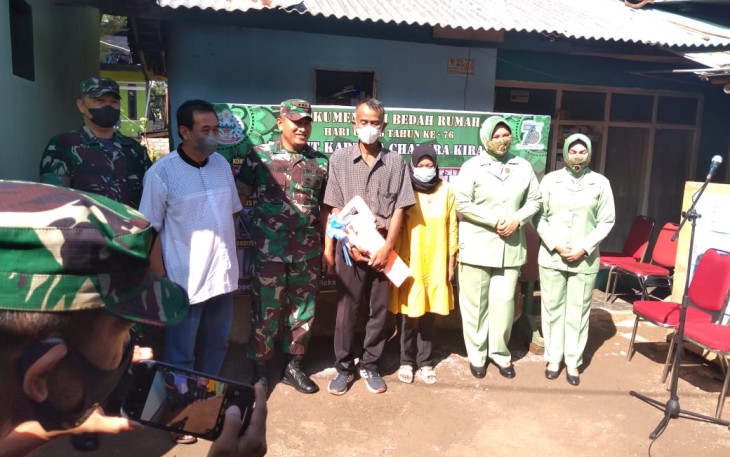 Danrindam III/Slw serahkan kunci program bedah rumah warga Sindanglaya. Sabtu (23/4/2022)