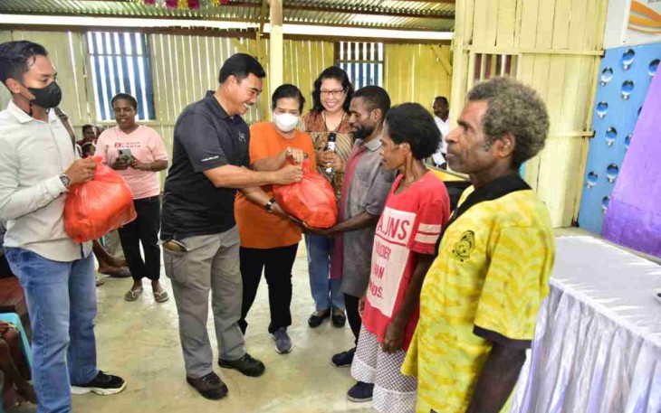 Kepala Staf Koarmada III berikan santunan bahan kontak. Sabtu (23/4/2022)