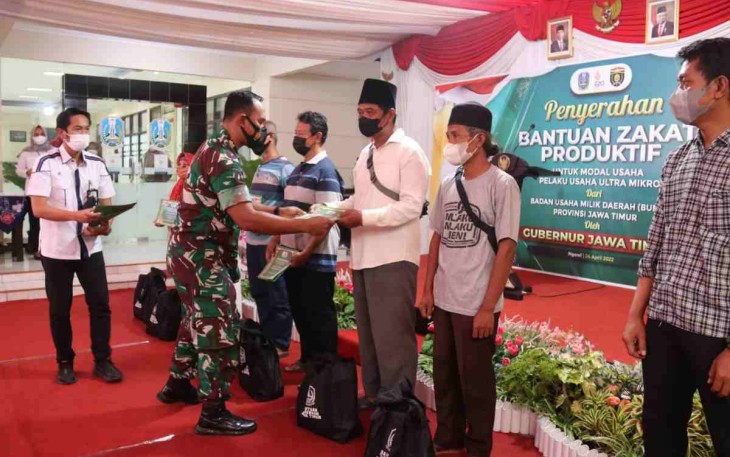 Dandim Ngawi serahkan bantuan zakat produktif. Minggu (24/4/2022) 