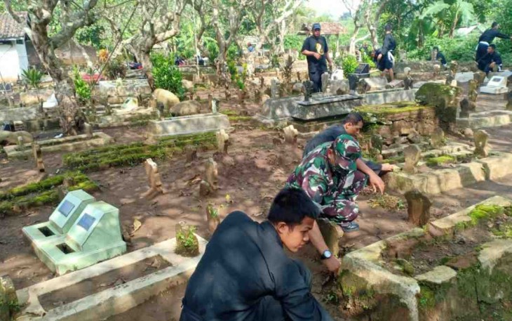 Gotong royong bersihkan areal TPU bersama warga binaan. Minggu (24/4/2022)