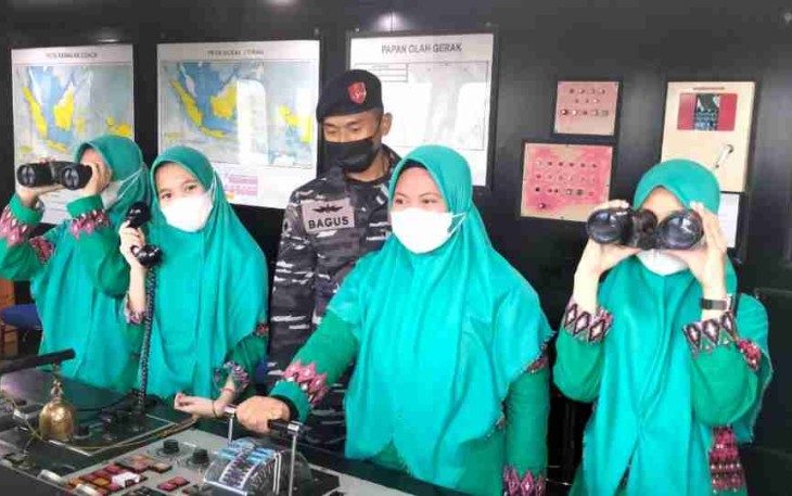 Ngabuburit melihat anjungan kemudi KRI Teluk Bintuni-520. Sabtu (23/4/2022)